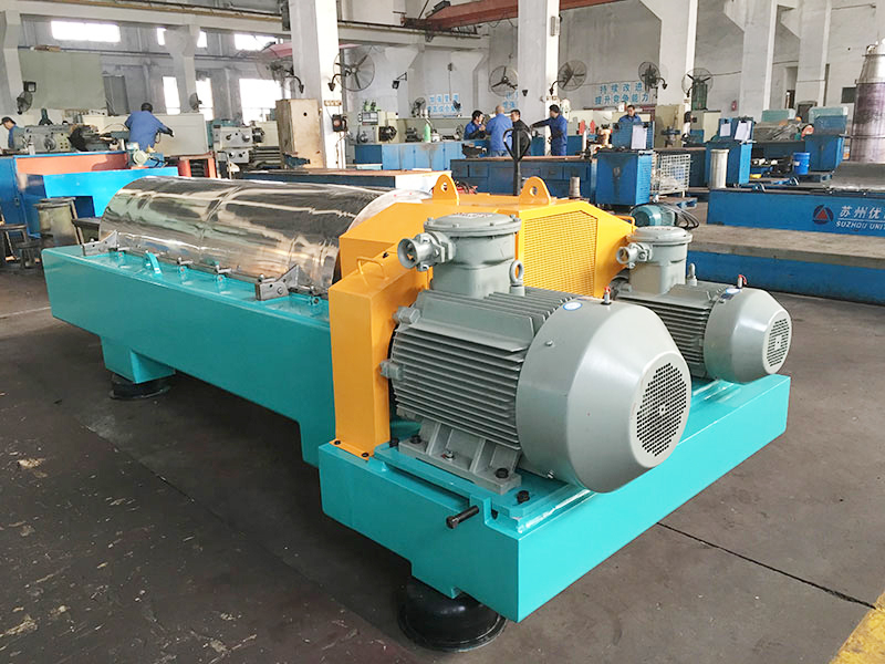 Coal tar deslagging dewatering centrifuge